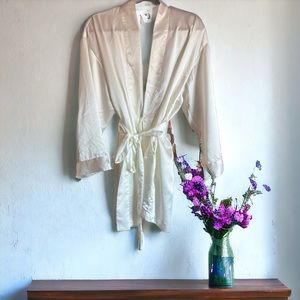 Victoria Secrets White Short Silky Robe , One Size